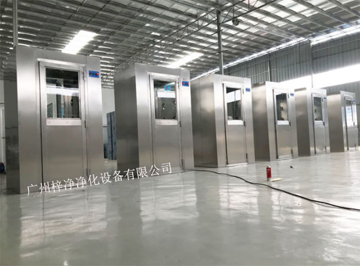 風(fēng)淋室又可起到氣閘的作用，阻止未凈化的空氣進(jìn)入潔凈區(qū)域。