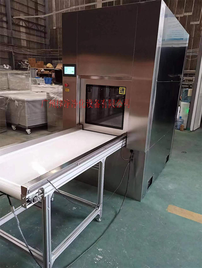 輸送帶傳遞窗還可吹淋被傳遞物品的表面，防止物品可能攜帶塵埃進(jìn)入潔凈室。