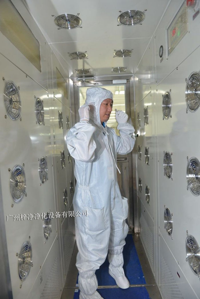 風(fēng)淋室是一種用于去除人員、物料表面塵埃的凈化設(shè)備