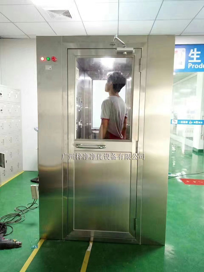 風(fēng)淋室主要是人員或物品的表面除塵，常用于潔凈室的入口處。