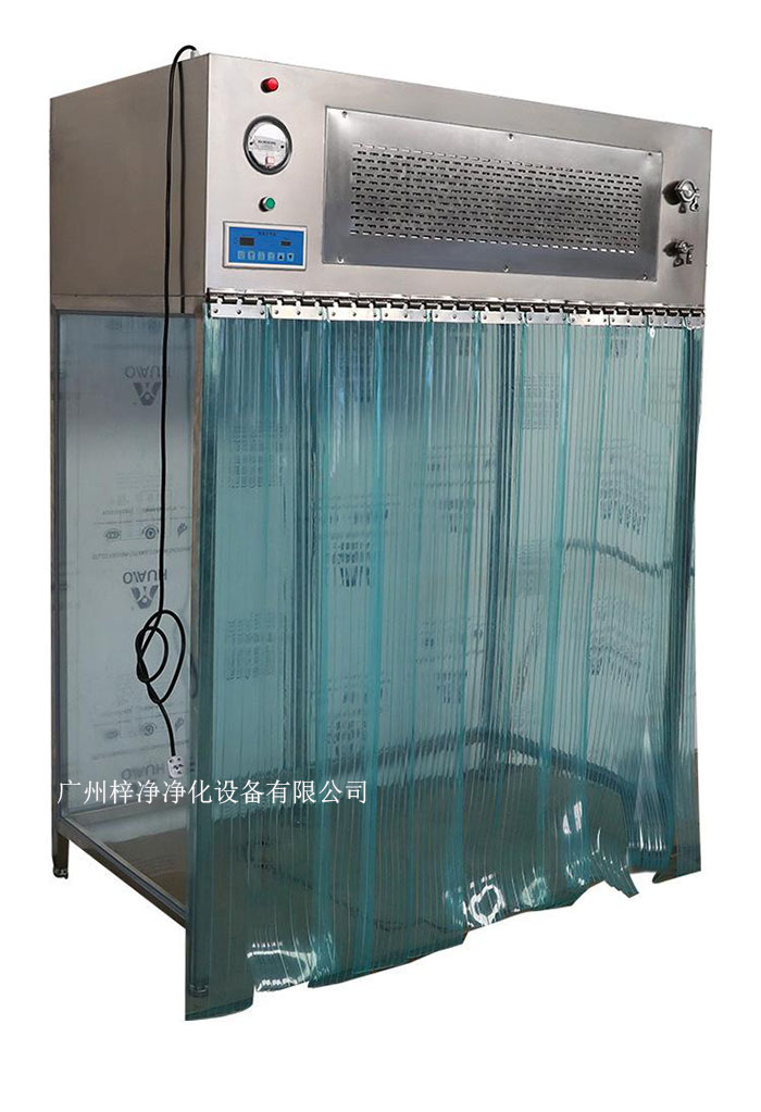 百級潔凈層流罩它主要由箱體、風機、初效空氣過濾器、高效空氣過濾器、阻尼層、燈具等組成。