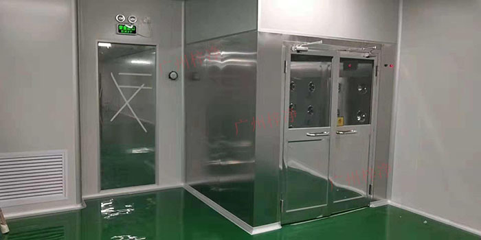 風淋室原理是通過強效空氣射流對人員或物品進行表面吹淋，以去除附著在表面上的塵埃和微生物。