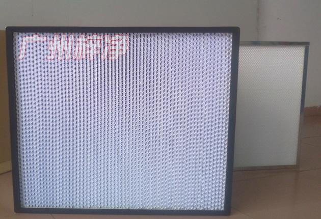 HS有隔板高效過(guò)濾器可廣泛用于光學(xué)電子、LCD液晶制造，生物醫(yī)藥、精密儀器、飲料食品，PCB印刷等行業(yè)無(wú)塵凈化車間的空調(diào)末端送風(fēng)處。