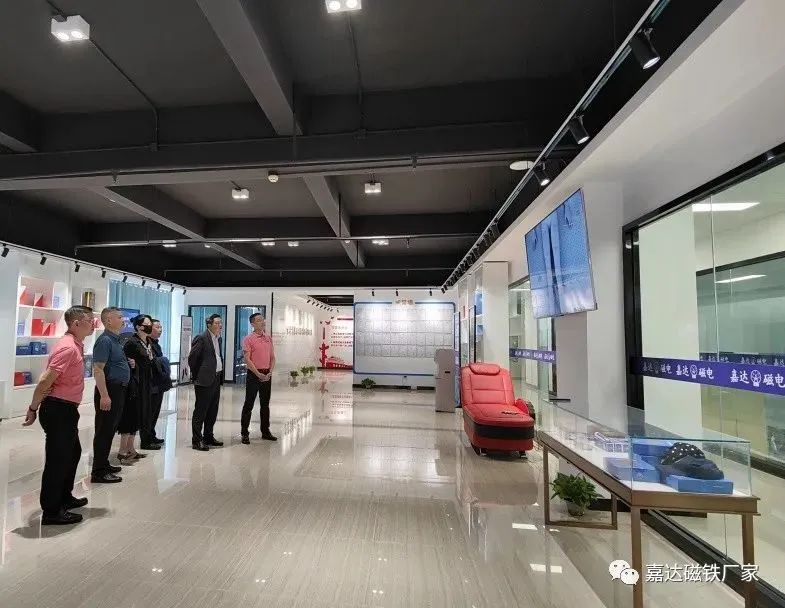 江西省贛縣區(qū)廖書(shū)記等領(lǐng)導(dǎo)一行蒞臨嘉達(dá)參觀指導(dǎo)(圖2)