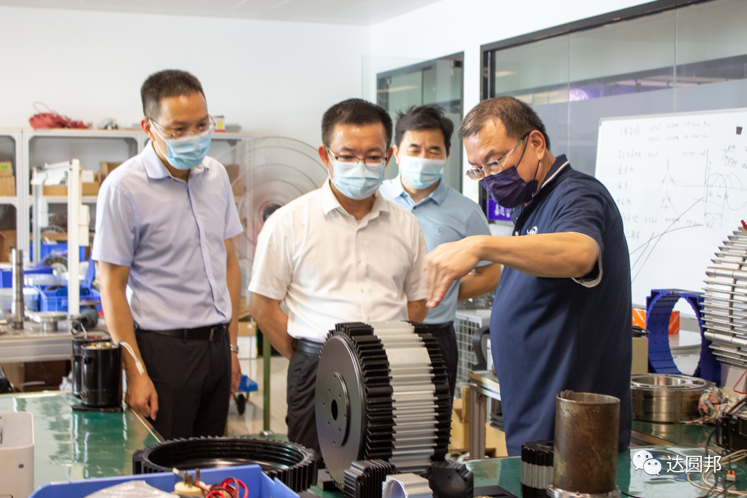 東莞市政協(xié)萬卓培等領(lǐng)導(dǎo)蒞臨嘉達(dá)參觀指導(dǎo)(圖3)