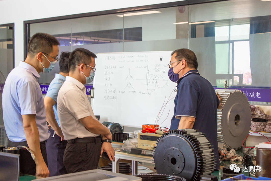 東莞市政協(xié)萬卓培等領(lǐng)導(dǎo)蒞臨嘉達(dá)參觀指導(dǎo)(圖6)